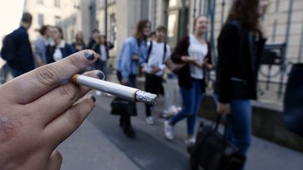 La Ligue nationale contre le cancer, a demandé dimanche 31 octobre 2021,&nbsp;de mettre en place&nbsp;"l'interdiction de fumer aux abords de tous les établissements scolaires français". (ALEXANDRE MARCHI / MAXPPP)