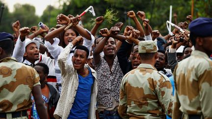 De jeunes Ethiopiens croisent les bras, en signe de protestation, lors d'un festival dans la région d'Oromia, le 2 octobre 2016.  (Reuters / Tiksa Negeri)