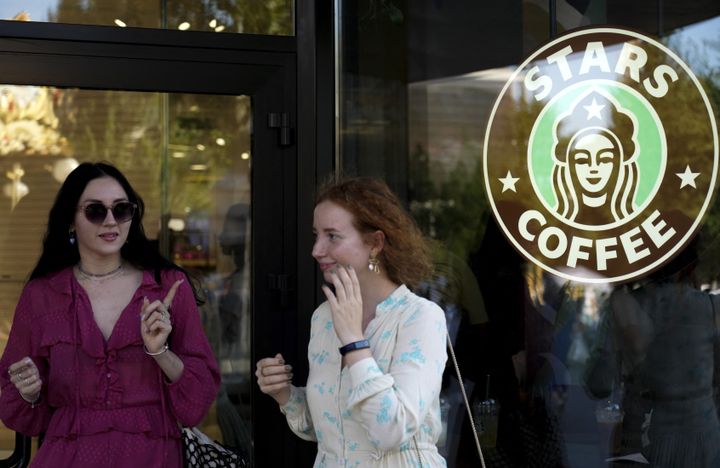 Le logo d'un café de l'enseigne "Stars Coffee", qui remplace le groupe "Starbucks", à Moscou, le 18 août 2018. (PAVEL PAVLOV / ANADOLU AGENCY / AFP)