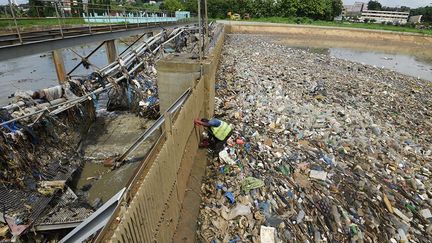 Malgré leur interdiction en 2013, les sachets plastique n'ont pas disparu du pays et restent le  premier problème environnemental. Plus de 200.000 tonnes de ces sacs sont produits chaque année. Ils envahissent les villes, les marchés, les zones rurales, les berges lagunaires et côtières, explique Ivoire Environnement. «Les déchets plastique impactent négativement la biodiversité avec son apparition dans la chaîne alimentaire des espèces animales qui sont menacées de disparition. Dans le domaine de la pêche, nous constatons aujourd’hui que les filets de nos braves pêcheurs contiennent plus de plastique que de poissons. (…) Il est important que la Côte d’Ivoire se dote d’une véritable politique de gestion des déchets plastique en favorisant des investissements privés massifs sur les projets de recyclage, comme il en existe partout au monde.»  (Sia Kambou / AFP)