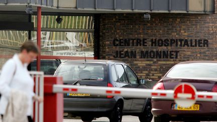 Une personne passe devant le centre hospitalier Jean-Monnet, le 13 octobre 2006 &agrave; Epinal, o&ugrave; des erreurs de manipulation sont &agrave; l'origine d'accidents de radioth&eacute;rapie. (JEAN-CHRISTOPHE VERHAEGEN / AFP)