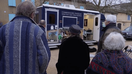 Depuis deux ans, Marc Labarbe parcourt les villages du Sud-Ouest et expertise les pièces qu'on lui apporte. Certains particuliers cachent dans leurs greniers des trésors dont ils ignoraient totalement la valeur. (France 2)