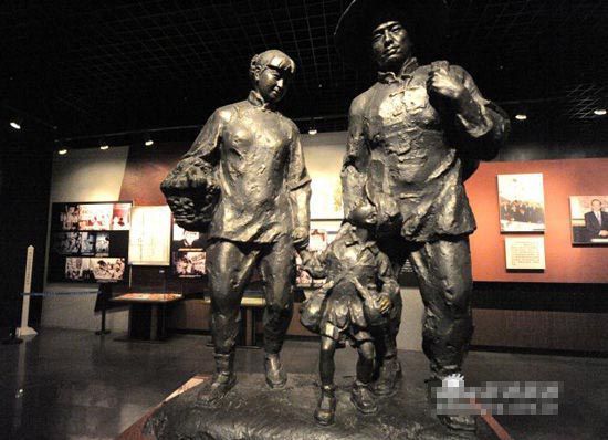 Stèle en bronze portant l’inscription « Merci, parents chinois », inaugurée à Shenyang le 21 août 1999  (China.Rednet)