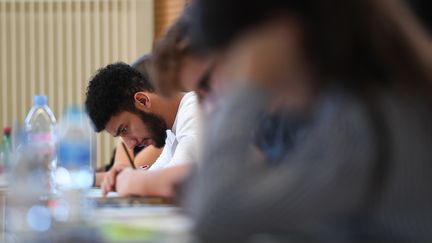 Un élève lors de l'épreuve de philosophie du baccalauréat, le 18 juin 2018 à Strasbourg (Bas-Rhin). (FREDERICK FLORIN / AFP)