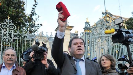 Le maire de Carhaix,&nbsp;Christian Troadec, brandit un bonnet rouge, symbole de la contestation en Bretagne, le 5 novembre 2013, devant la pr&eacute;fecture de r&eacute;gion &agrave; Rennes (Ille-et-Vilaine). (FRANK PERRY / AFP)