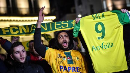 Des supporters du FCN à Nantes, le 22 janvier 2019, après l'annonce de la disparition de l'avion qui transportait le footballeur Emiliano Sala. (LOIC VENANCE / AFP)