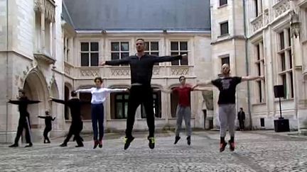 Les danseurs du Centre Chorégraphique national Tours mettent en mouvement le Palais Jacques Coeur de Bourges
 (France 3 / Culturebox)