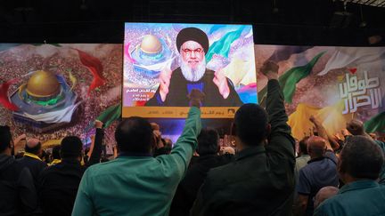 Des partisans du Hezbollah regardent un discours télévisé de son leader, Hassan Nasrallah, dans la banlieue sud de Beyrouth, le 5 avril 2024. (ANWAR AMRO / AFP)