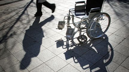 Un fauteuil roulant dans une rue piétonne à Lyon (Rhone). (JEAN-PHILIPPE KSIAZEK / AFP)