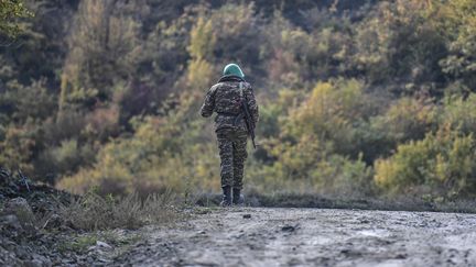 Un soldat arménien marche le long d'une route pendant les combats en cours entre l'Arménie et l'Azerbaïdjan&nbsp;dzans le Haut-Karabakh,&nbsp;le 15 octobre 2020 (photo d'illustration). (ARIS MESSINIS / AFP)