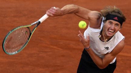 L'Allemand Alexander Zverev au service sur la terre battue de Madrid en mai 2021 (OSCAR DEL POZO / AFP)