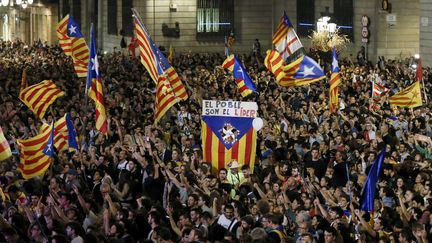 Des Barcelonais célèbrent la déclaration d'indépendance de la Catalogne, samedi 27 octobre 2017. (PAU BARRENA / AFP)