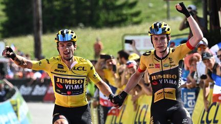 Le Slovène Primoz Roglic, main dans la main avec son coéquipier Jonas Vingegaard à l'arrivée sur le plateau de Solaison, terme de la 8e et dernière étape du Critérium du Dauphiné, le 12 juin 2022. (MARCO BERTORELLO / AFP)