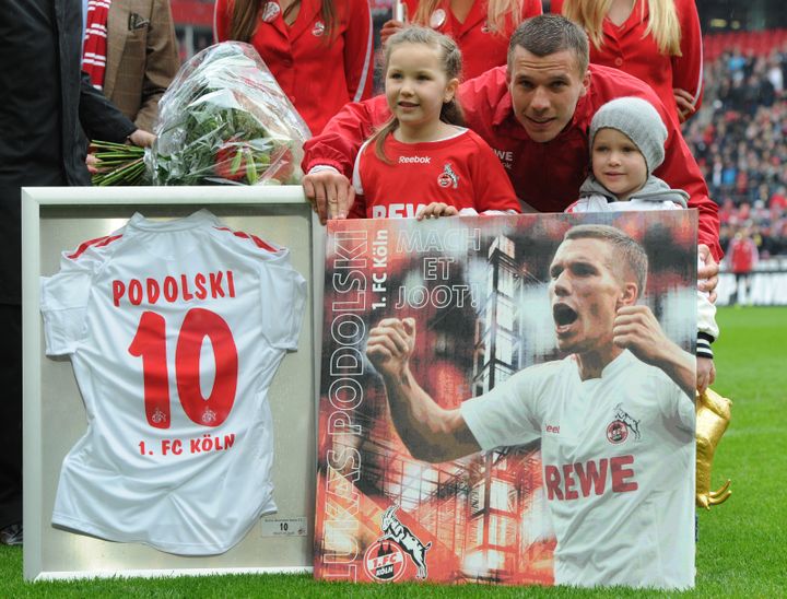 L'attaquant de Cologne (Allemagne) Lukas Podolski pose lors de sa cérémonie d'adieux à son club, le 5 mai 2012.&nbsp; (CHRISTOF STACHE / AFP)