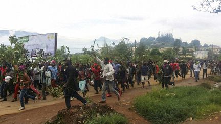 Des manifestants anglophones défilent contre la "discrimination en faveur de la majorité francophone" du Cameroun, le 22 septembre 2017 à Bamenda (ouest). (STRINGER / AFP)