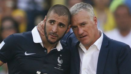 Karim Benzema est r&eacute;confort&eacute; par le s&eacute;lectionneur des Bleus, Didier Deschamps. (CHARLES PLATIAU / REUTERS)