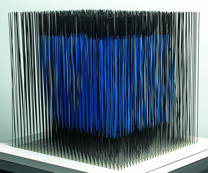 Jesùs Rafael Soto, Cube bleu interne, 1976 - Dation 2011 - Centre Pompidou, MNAM-CCI / Georges Merguerditchian / Dist. RMN-GP
 (Adagp, Paris 2013)