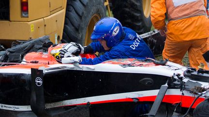 Jules Bianchi, victime d'un grave accident avec sa Formule 1 Marussia&nbsp;le 10 octobre 2014, re&ccedil;oit les premiers soins sur le bord du circuit Suzuka, au Japon. Le pilote fran&ccedil;ais a &eacute;t&eacute; rapatri&eacute; &agrave; Nice&nbsp;(Alpes-Maritimes) apr&egrave;s &ecirc;tre sorti du coma artificiel, mi-novembre. (  MAXPPP)