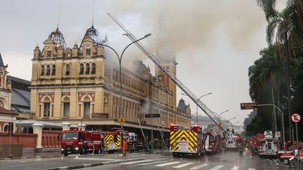 Un pompier est mort de ses blessures, lundi 21 décembre, après être intervenu pour contrôler les flammes au Musée de la Langue portugaise de Sao Paulo.