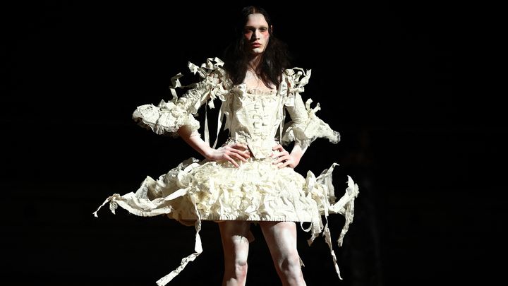 Dilara Findikoglu automne-hiver 2024-25 à la London Fashion Week, le 18 février 2024. (HENRY NICHOLLS / AFP)