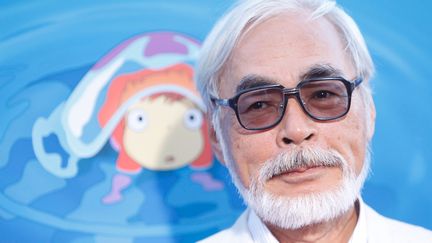 Le réalisateur japonais Hayao Miyazaki au côté de "Ponyo", une de ses créations animées, en 2009 à Hollywood. (MICHAEL TRAN / FILMMAGIC)