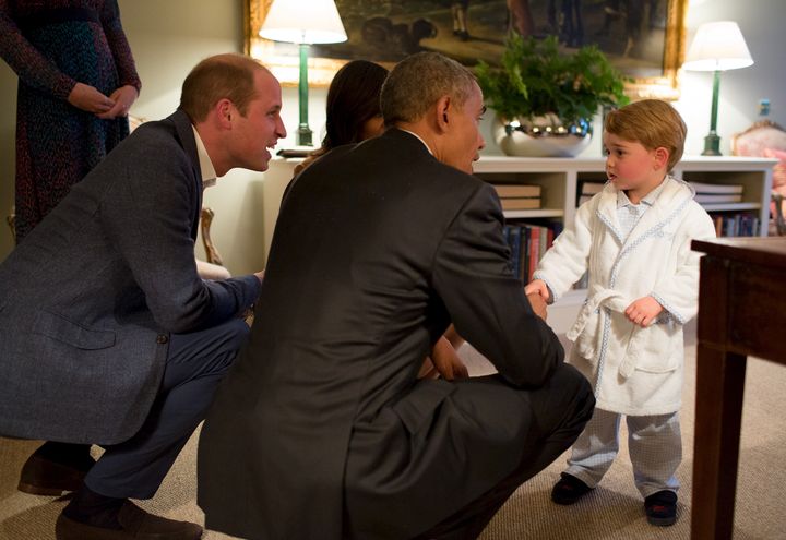 Barack Obama serre la main du&nbsp;Prince George au Palais de Kensington, à Londres (Royaume-Uni), le 22 avril 2016. (REUTERS)