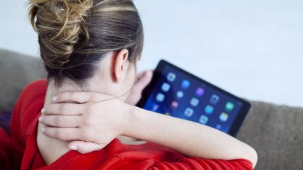 Selon un article de la revue "Pediatrics", un gar&ccedil;on de 11 ans a souffert d'une r&eacute;action allergique apr&egrave;s avoir utilis&eacute; un iPad. (B. BOISSONNET / BSIP / AFP)