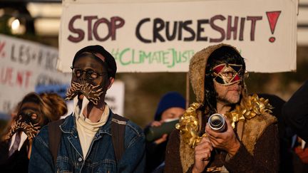 Des manifestants hostiles aux bateaux de croisière et au tourisme de masse sur les océans, huent des touristes dans le port de Rosmeur qui viennent visiter Douarnenez, le 8 octobre 2023. (FRED TANNEAU / AFP)