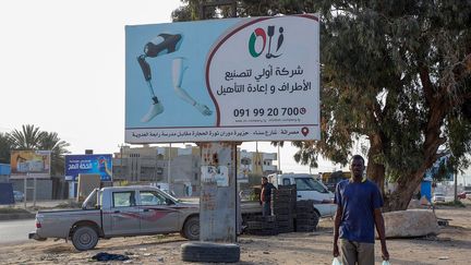 Un panneau publicitaire d'un fournisseur de prothèses&nbsp;à Misrata, le 17 décembre 2020. (MAHMUD TURKIA / AFP)