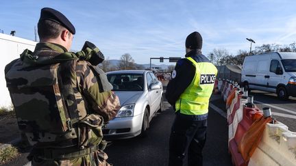 Un militaire et un policier contrôlant les voitures à la frontière avec l'Allemagne, le 22 décembre 2016, trois jours après l'attentat de Berlin.&nbsp; (SEBASTIEN BOZON / AFP)