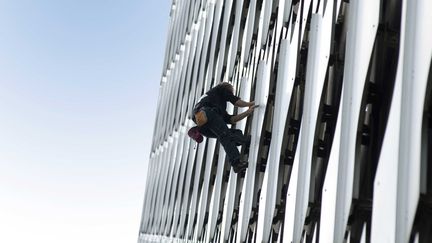 Alain Robert escalade la tour Ariane à La Défense : 36 étages, 152 mètres