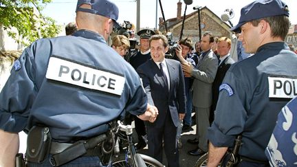 POLITIQUE SECURITAIRE (2002) Nomm&eacute; ministre de l'Int&eacute;rieur, de la S&eacute;curit&eacute; int&eacute;rieure et des Libert&eacute;s locales dans le gouvernement de Jean-Pierre Raffarin, Nicolas Sarkozy impose son style &laquo;muscl&eacute;&raquo; et fait de la s&eacute;curit&eacute; sa priorit&eacute;. (JACK GUEZ / AFP)