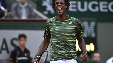 Gaël Monfils rageur après le gain du deuxième set face à Roger Federer (DOMINIQUE FAGET / AFP)