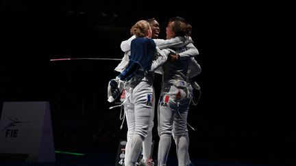 Les fleuretistes françaises ont décroché la médaille d'argent à Tokyo. (FABRICE COFFRINI / AFP)