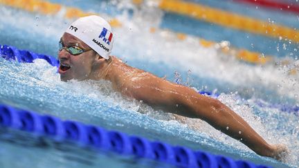 Léon Marchand en action lors de sa demi-finale du 200 mètres papillon, le 20 juin 2022. (KEMPINAIRE STEPHANE / AFP)