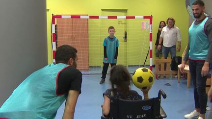 L'association "Premiers de Cordée", qui permet aux enfants malades de rencontrer des sportifs professionnels et de faire du sport, a organisé un atelier au CHU de Clermont-Ferrand (Puy-de-Dôme). (FRANCE 3)