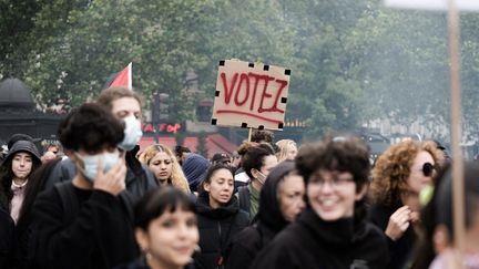 Des manifestants contre la montée de l'extrême droite, à Paris, le 15 juin 2024. (GAUTHIER BEDRIGNANS / HANS LUCAS / AFP)