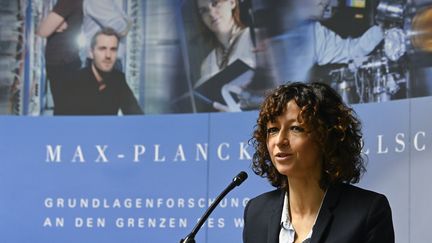 La Française Emmanuelle Charpentier lors d'une conférence de presse après son prix Nobel de chimie, mercredi 7 octobre 2020 à Berlin (Allemagne). (TOBIAS SCHWARZ / AFP)