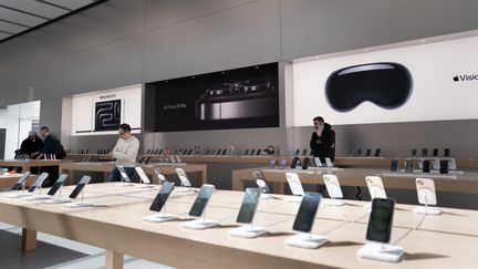 Un magasin Apple à Chicago, dans l'Illinois (Etats-Unis), le 21 mars 2024. (SCOTT OLSON / GETTY IMAGES / AFP)