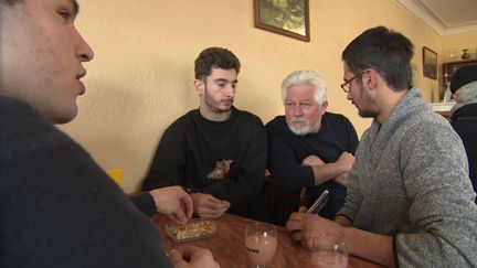 L'unique café de Saint-Saturnin-de-Lenne a pu rouvrir grâce à des habitants bénévoles qui se relaient pour assurer le service. (CAPTURE D'ÉCRAN FRANCE 3)