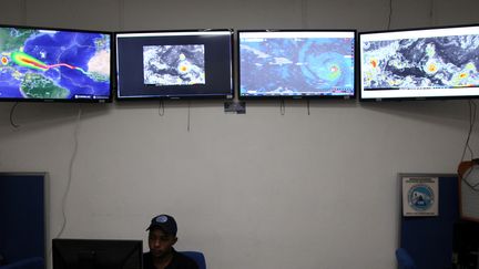 Des écrans de surveillance de l'ouragan Irma, le 5 septembre 2017 au Emergency Operations Committee (COE) de&nbsp;Saint-Domingue. (RICARDO ROJAS / REUTERS)