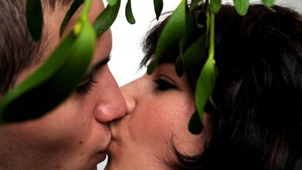 Le geste symbolique de s'embrasser sous le gui, le 31 décembre à minuit, en guise de porte-bonheur, mais une plante parasite des arbres.&nbsp; (DOMINIQUE ANDRE / PHOTOBIM / MAXPPP)