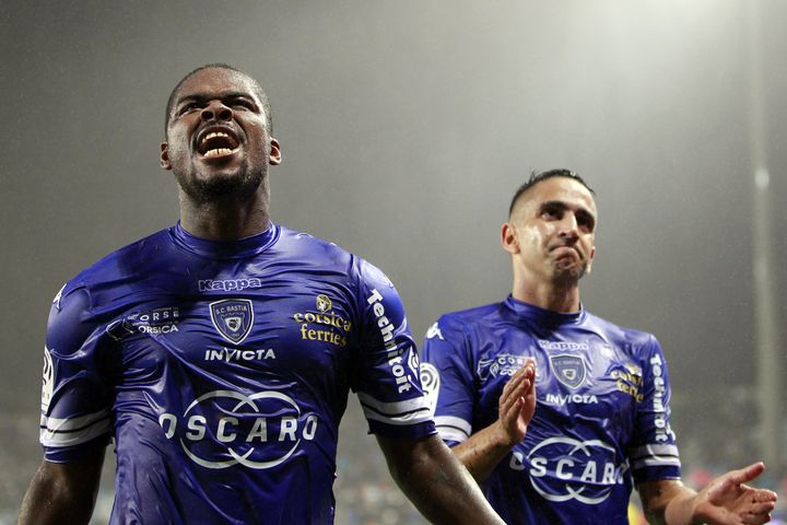 Les Bastiais Romaric (&agrave; gauche) et Boudebouz (&agrave; droite) sont heureux, Bastia n'a fait qu'une bouch&eacute;e de Lorient le 4 octobre 2013. (PASCAL POCHARD CASABIANCA / AFP)