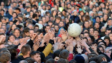 Les habitants de la ville de Ashbourne (Royaume-Uni) s'affrontent lors d'un match de "foot" géant, le 9 février 2016. (OLI SCARFF / AFP)