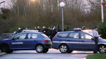 Les v&eacute;hicules des gendarmes d&eacute;ploy&eacute;s &agrave; Dammartin-en-Go&euml;le (Seine-et-Marne), o&ugrave; les fr&egrave;res Kouachi &eacute;taient retranch&eacute;s dans une imprimerie, le 9 janvier 2015. (KENZO TRIBOUILLARD / AFP)