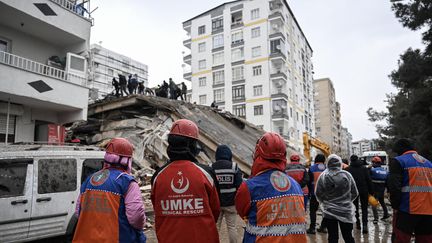 Les secours fouillent les débris d'un immeuble à Diyarbakir, dans le sud-est de la Turquie, après un puissant séisme, le 6 février 2023. (ESRA HACIOGLU KARAKAYA / ANADOLU AGENCY / AFP)