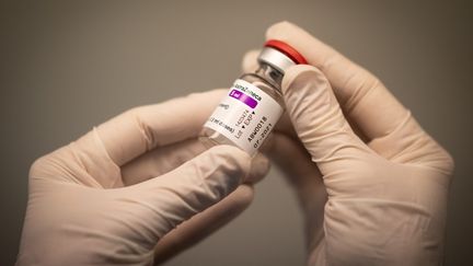 Une fiole du vaccin AstraZeneca contre le Covid-19, photographiée à Nantes (Loire-Atlantique), le 25 mars 2021. (LOIC VENANCE / AFP)