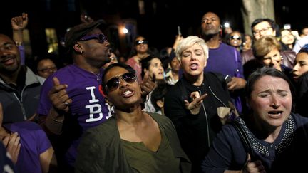 Des fans dansent dans les rues de New York lors d'une fête&nbsp;organisée par le réalisateur Spike Lee en hommage à Prince, le 21 avril 2016. (ANDREW KELLY / REUTERS)