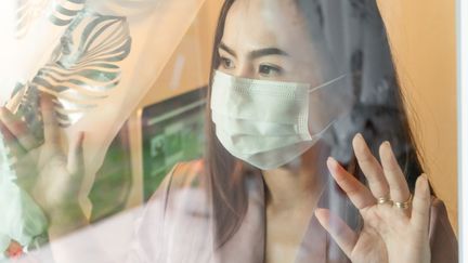 Les personnes contaminées par le Covid-19 sur leur lieu de travail, sont peu nombreuses à avoir déposer des demandes de reconnaissance en maladie professionnelle.&nbsp; (WILATLAK VILLETTE / MOMENT RF / GETTY IMAGES)