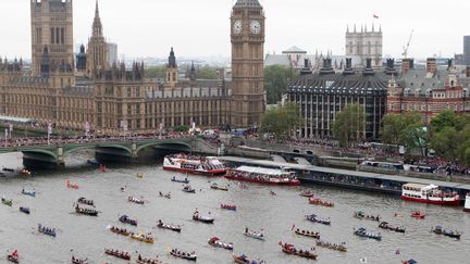 Mille embarcations ont converg&eacute; du Commonwealth vers Londres pour participer &agrave; la plus grande parade nautique organis&eacute;e par la monarchie depuis plus de trois si&egrave;cles. (DARREN FLETCHER / THE SUN / SIPA)